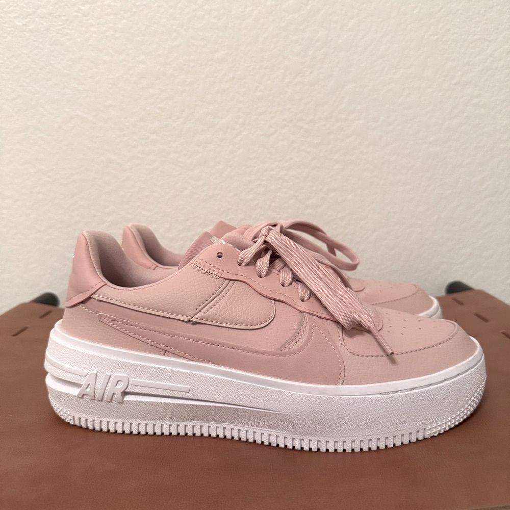 Nike| EUC Women’s size 7.5 Nike Air Force Sneakers in Pink - Picture 1 of 6